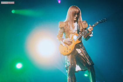 バンドリーダーとして、ほとんどの楽曲の作詞・作曲を担当する高見沢。所有ギターの数は600本を超えるほどのギター好き