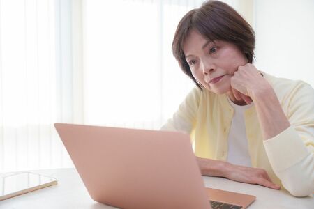 消費者によるECサイトの利用増加などで客足が遠ざかっている百貨店業界　※画像はイメージです