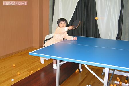 美宇さんが卓球を始めた3歳ごろ。背丈に比べて卓球台が高く、机を踏み台にしながら次々とボールを打ち返した