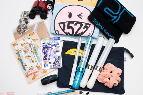 声優ファンたちが応援する際に持参するグッズの数々。 イベントで応援する際は“推し”が少しでもクッキリ見えるよう、ブルーベリーのサプリを服用するのが流行っているとか。 ​「舞台やコンサートでの表情を見逃さないために、軽くて手ブレしないオペラグラスは必須です!」（カナ）