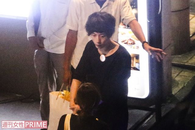 物静かな星野を演じた坂口健太郎。外でスタッフと熱い握手を繰り返していた