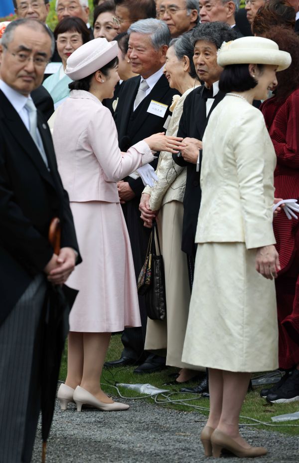 2024年、春の園遊会で美術家の横尾忠則さんと懇談された愛子さま。機転が利いたご返答が話題に