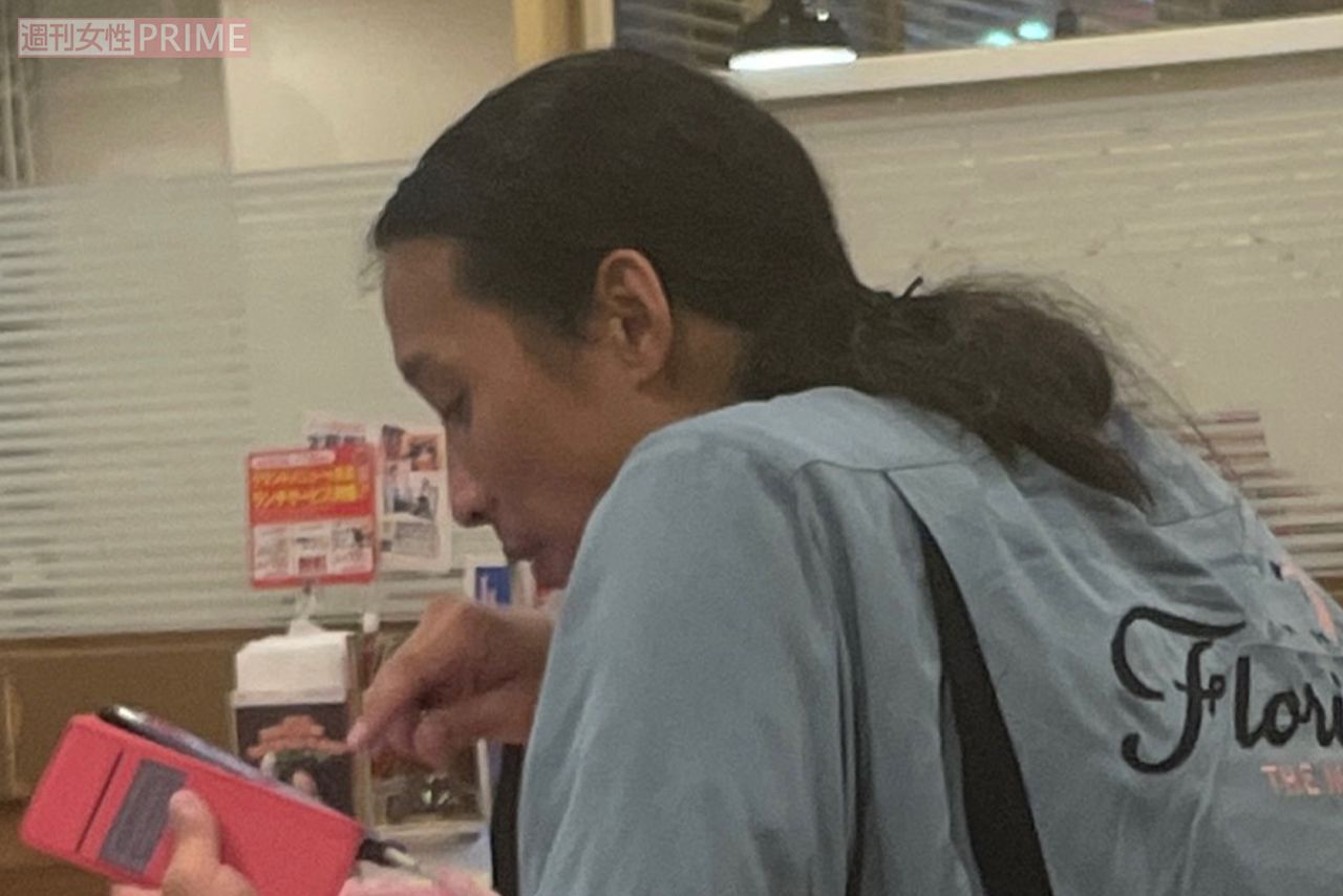 深夜のファミレスに現れたトム・ブラウン布川