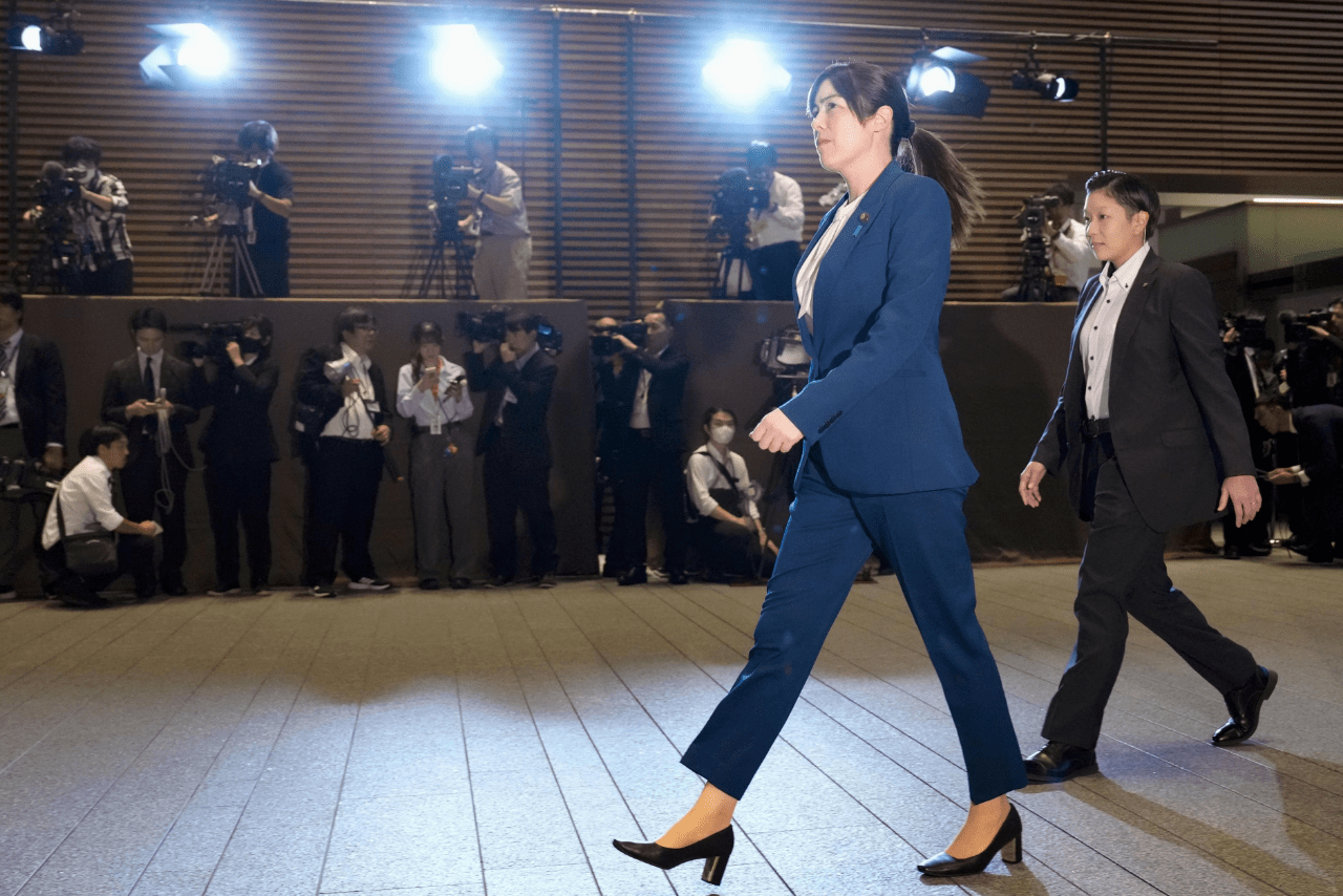 女性SPとともに官邸に入る小野田紀美経済安全保障担当大臣（写真／共同通信）