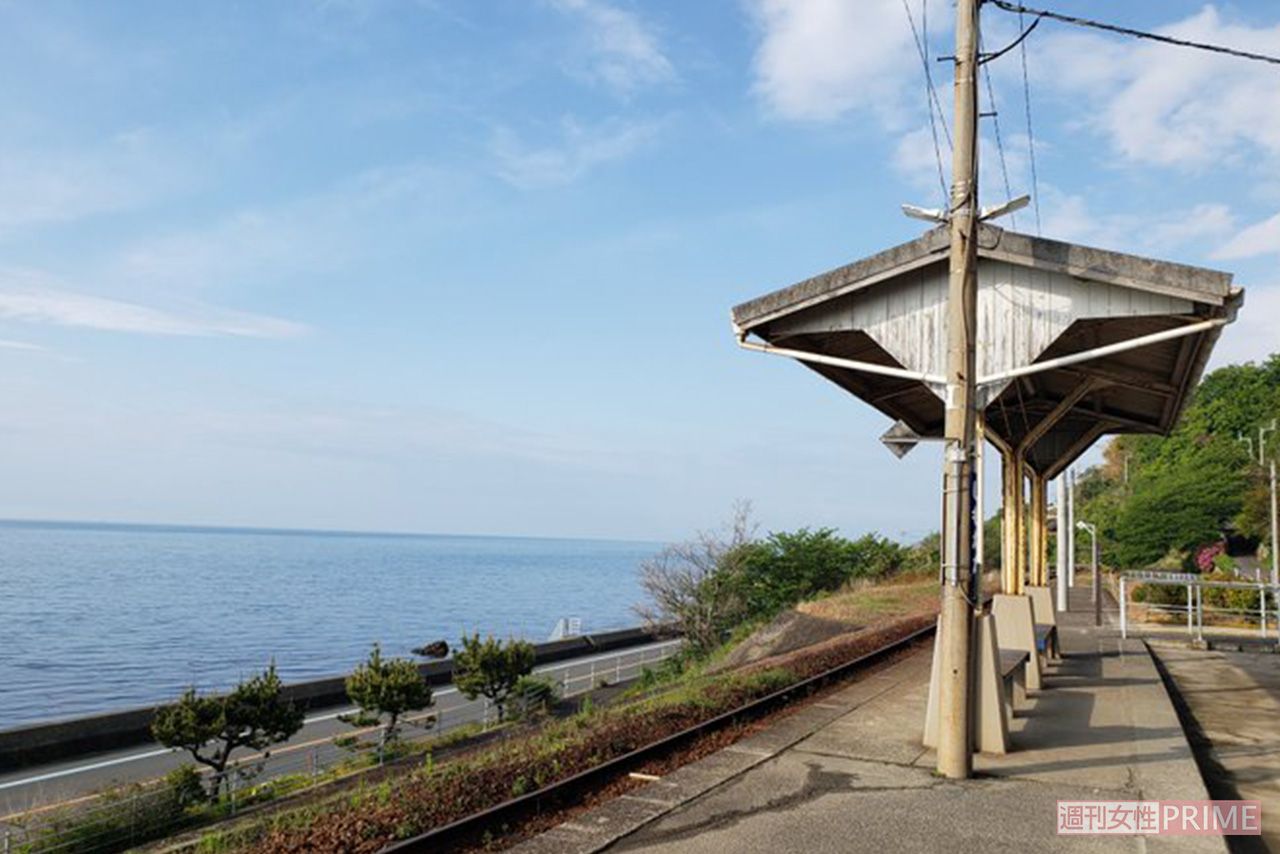 愛媛県下灘駅、日本一海に近い駅として知られ、ドラマ『リバース』（TBS系・17年）や『HERO』（フジテレビ系・2006年）、『ランナウェイ～愛する君のために』（TBS系・11年）