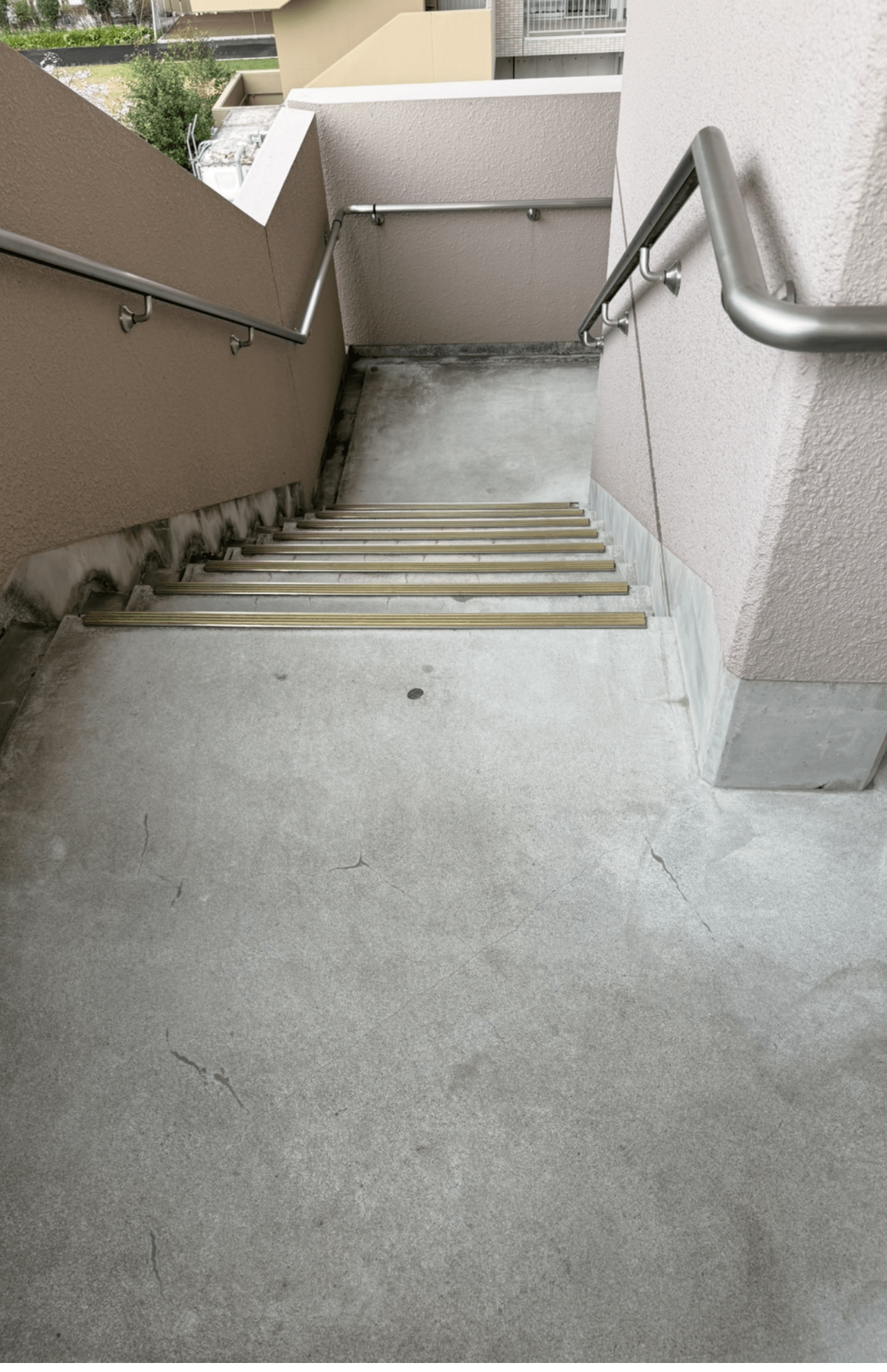 広瀬容疑者の母・秀子さんの遺体が放置されていた階段踊り場付近