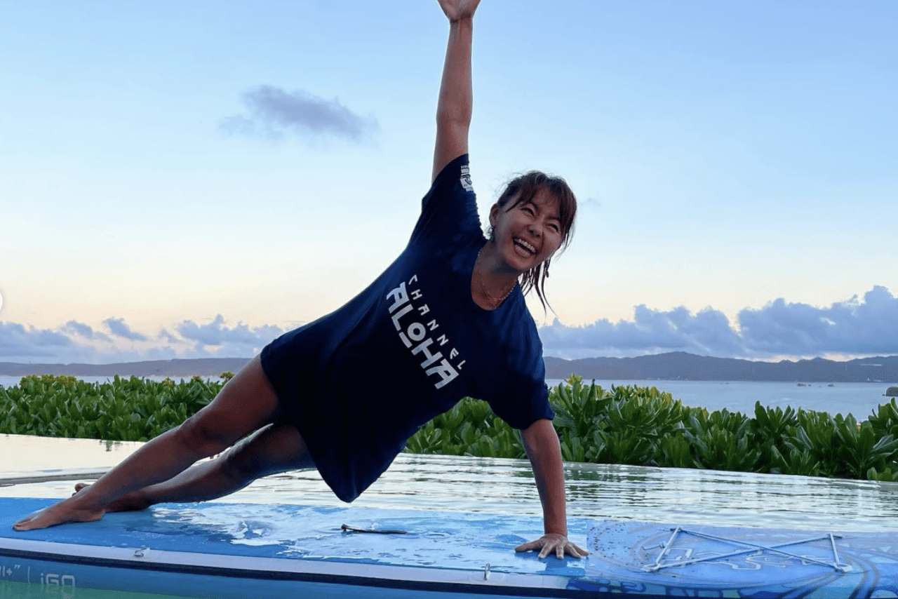 ヨガをする田中律子