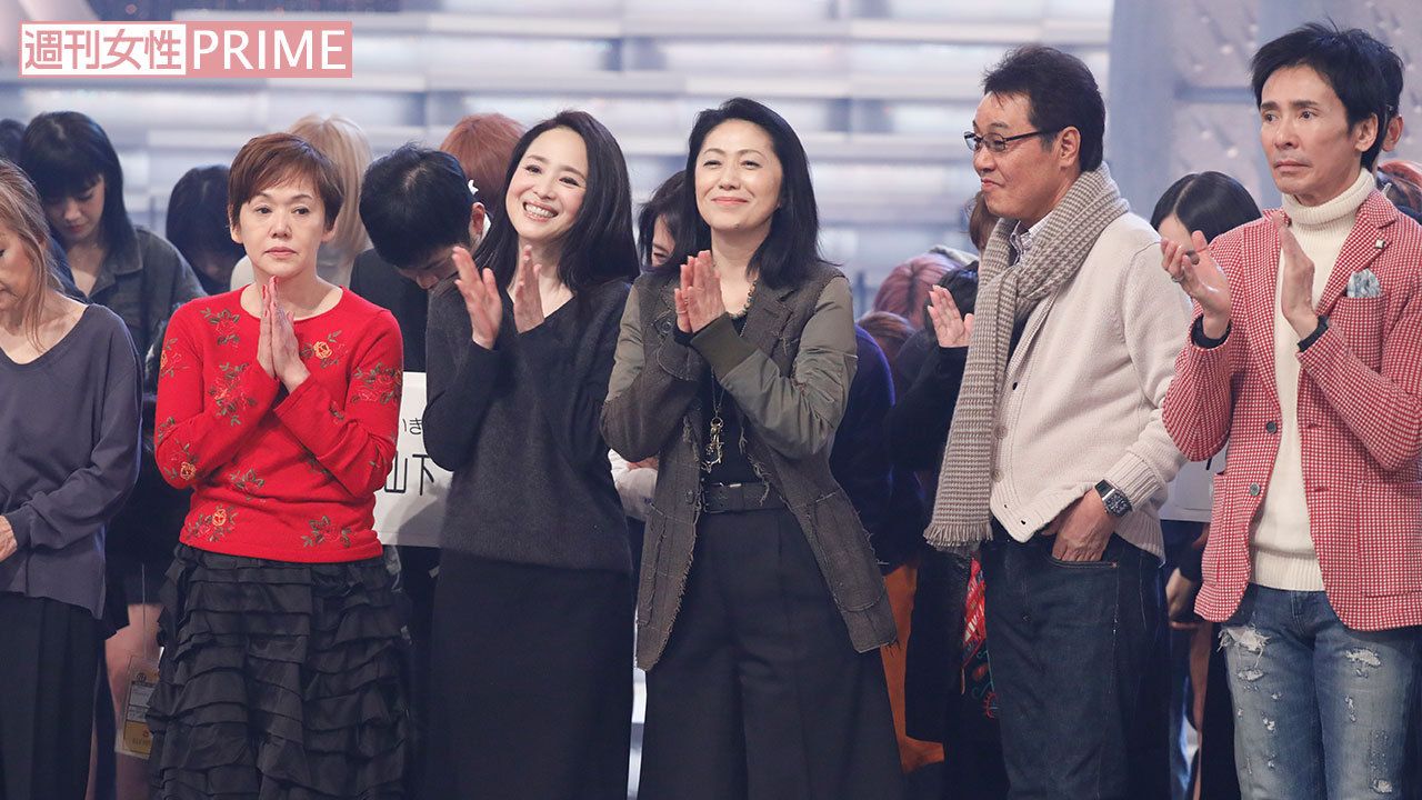 全体の出演者顔合わせ。郷ひろみや松田聖子、大竹しのぶらが並ぶ