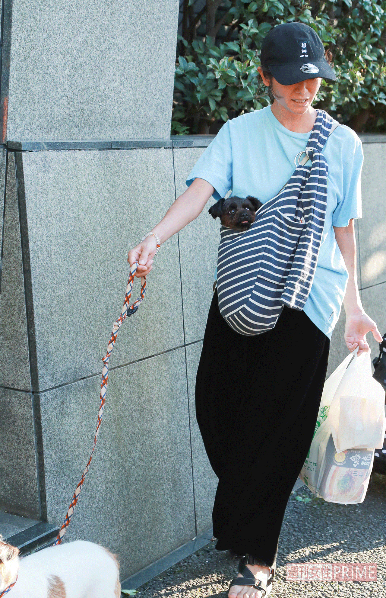 手に持ったレジ袋の中には担々麺が