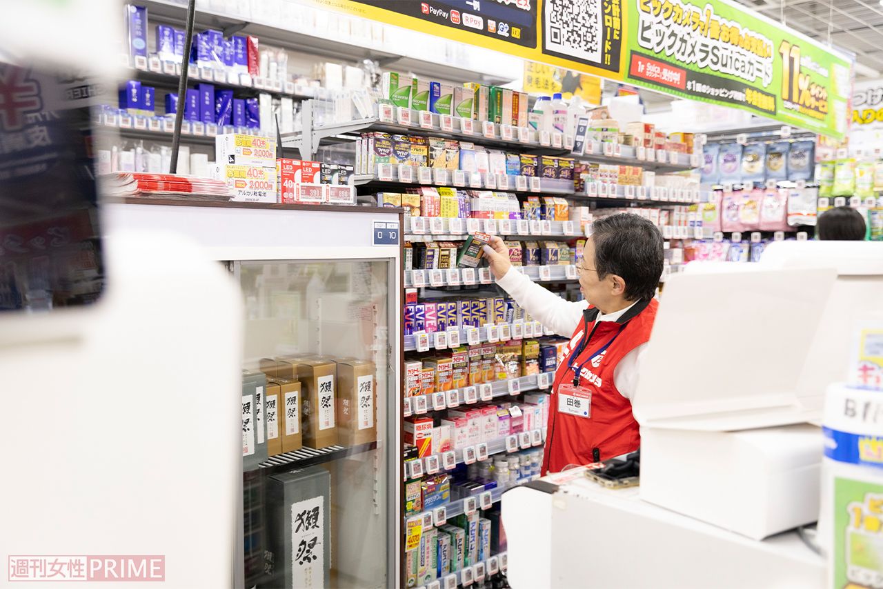注文された商品を取り出す田巻さん。休日の日課はエアロビクスのジムに出かけること　撮影／矢島泰輔