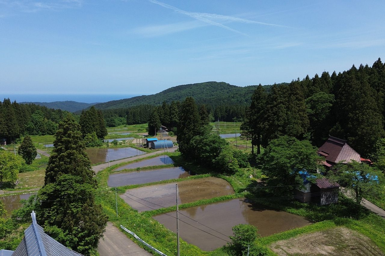 「一村貸し」で話題を集めている新潟県糸魚川市の山間地にある市野々集落にある「宿屋堂道」　写真提供／株式会社伝燈