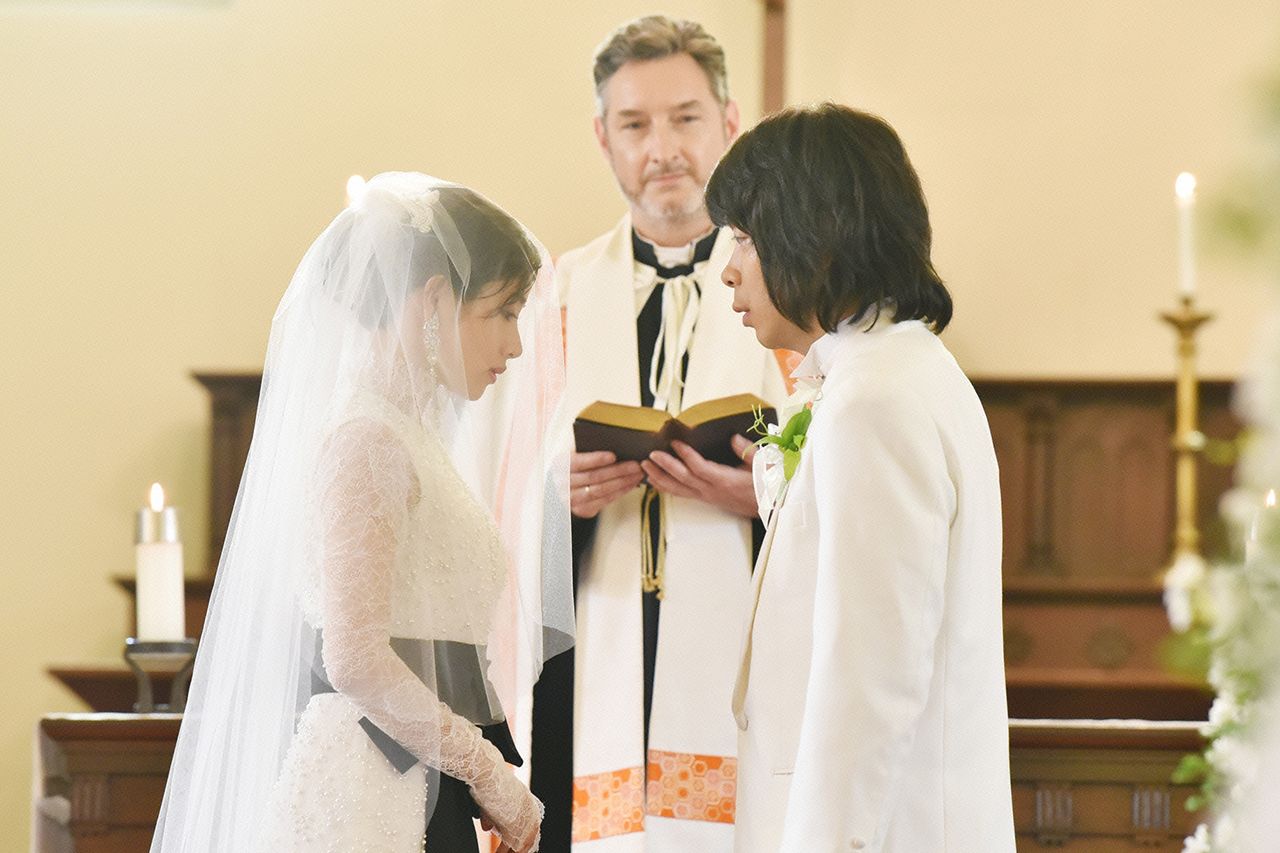 ももは、直人との結婚式の最中に、元婚約者と逃亡する　(c)日本テレビ
