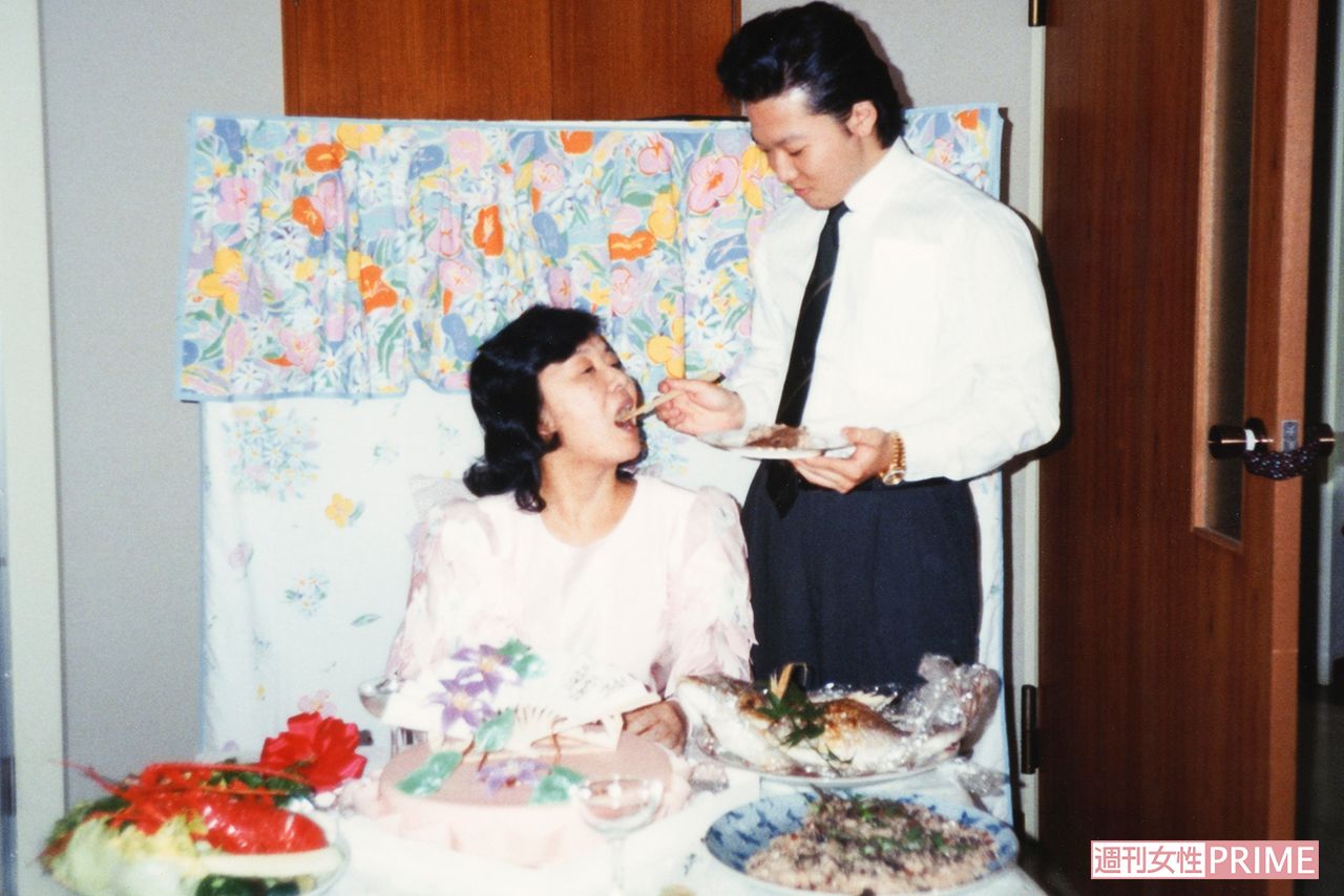 和也さんがお祝いの鯛を取り分けてア〜ン。豪華な伊勢エビ、赤飯なども並ぶ