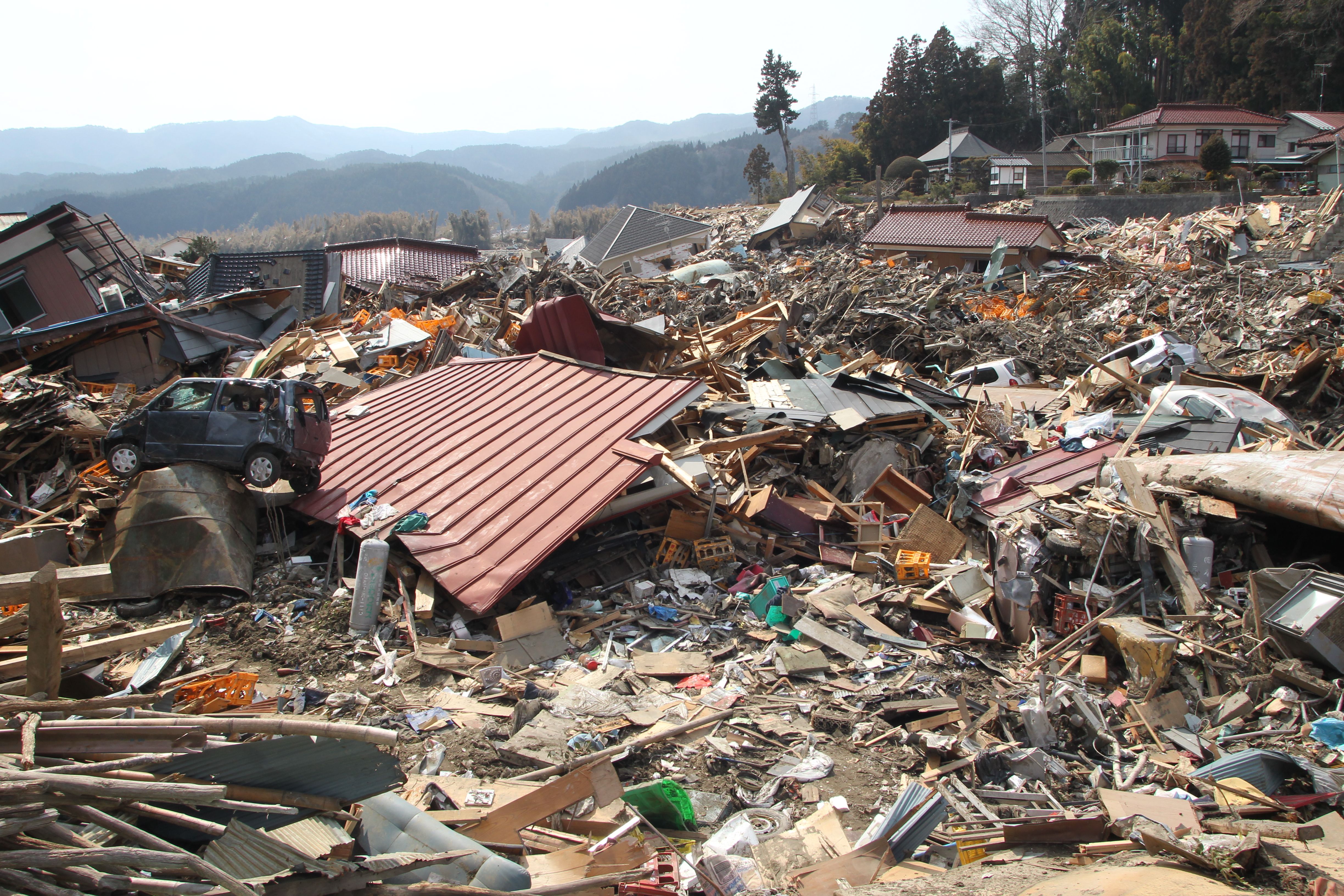現場では、魚臭さのほか、プロパンガスなどのガス漏れの匂いもした、と当時の記者（陸前高田市、2011年3月29日〜4月1日）