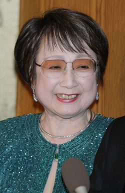 四代目坂田藤十郎の妻である扇千景は、結婚のために宝塚歌劇団を引退し、芸能活動から一時、離れている。