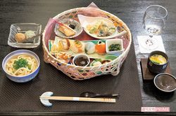 ランチは平日のみで、要予約。こちらは『花籠御膳』／2800円（日本庭園陵墓 紅葉亭）　撮影／齋藤周造