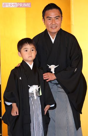 1月の初舞台で高い評価を得た二代目右近と父の右團次