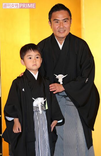 1月の初舞台で高い評価を得た二代目右近と父の右團次