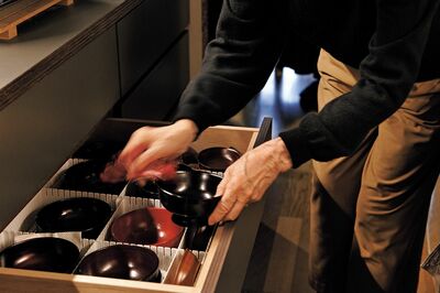 器の定位置をつくる　写真提供／長谷川潤（書籍『85歳現役、暮らしの中心は台所』より）