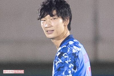 綾野剛が主演ドラマ『オールドルーキー』の撮影で神奈川県のサッカースタジアムに