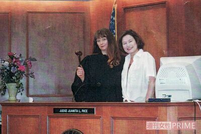 アメリカで捜し出した妹とのツーショット。裁判官の職に就いていたという
