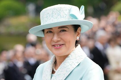 「風でねえ、ふふふ」雅子さまの自然体な“母の顔”、園遊会のハプニングで見せた皇族方の“気品あふれる気遣い”