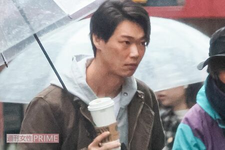 『シッコウ』撮影中の待機時間にコーヒーで一服していた笠松将。現場入りの際には真剣な眼差しを見せた