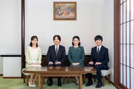 新年を迎えられた秋篠宮ご一家。佳子さまは昨年末に30歳になられた（宮内庁提供）