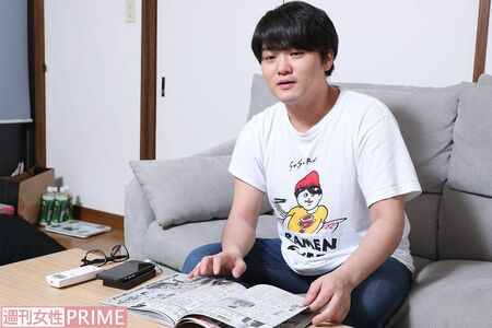 祖母がずっと読んでいるという『週刊女性』を見ながら、インタビューに応じるSUSURU　撮影／吉岡竜紀