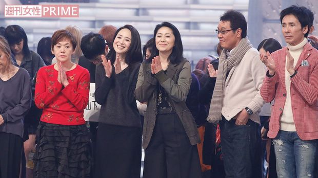 全体の出演者顔合わせ。郷ひろみや松田聖子、大竹しのぶらが並ぶ