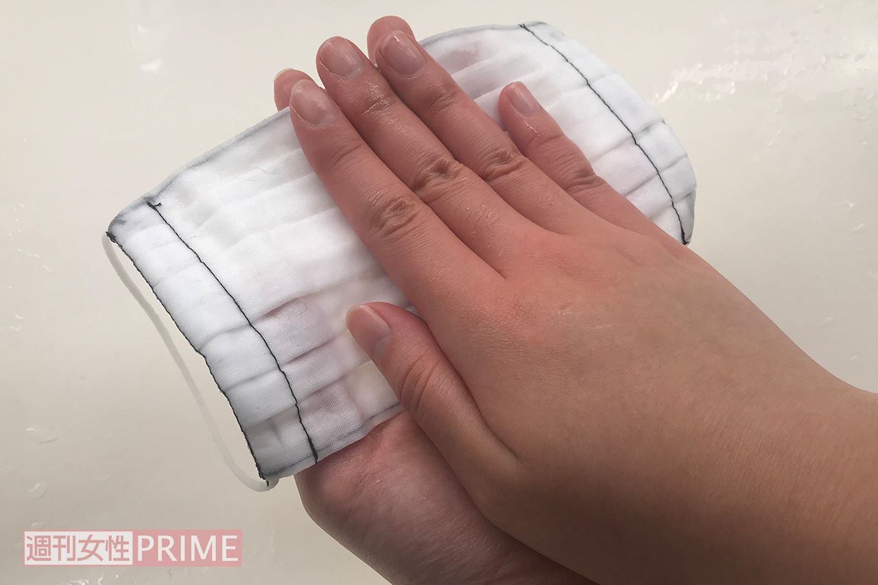 (3)手のひらにとって押し、水けをきる。