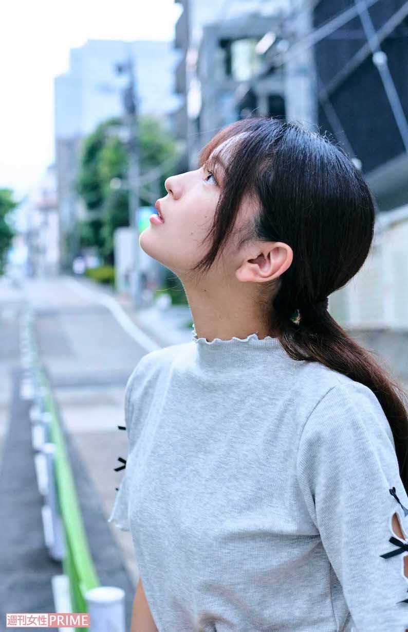 撮影中、ファンに声をかけられ「ありがとう」とほほ笑んだ福留光帆だったが、後になって「サインや握手すればよかった」と後悔していた　撮影/山田智絵