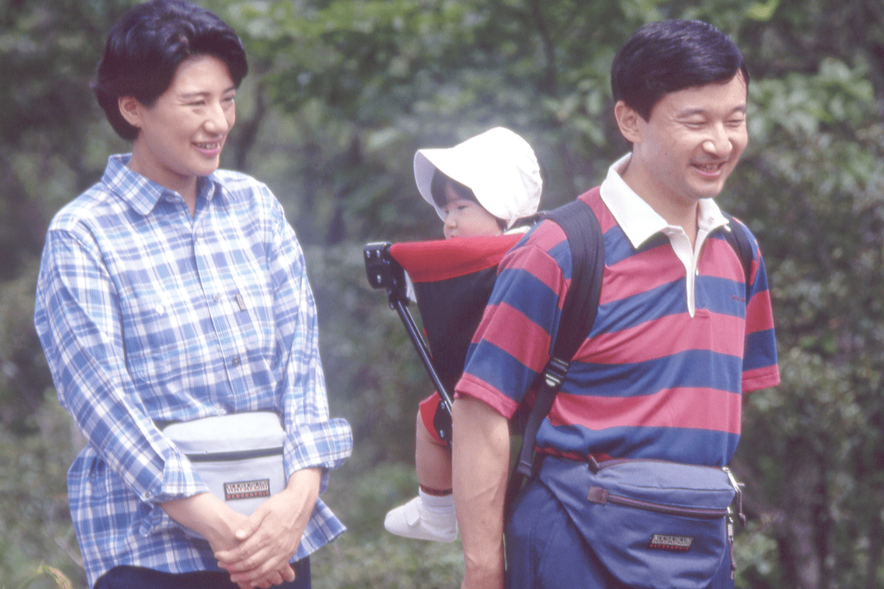 '02年8月、ご静養のため訪問された那須「沼ッ原湿原」で愛子さまを背負われる陛下