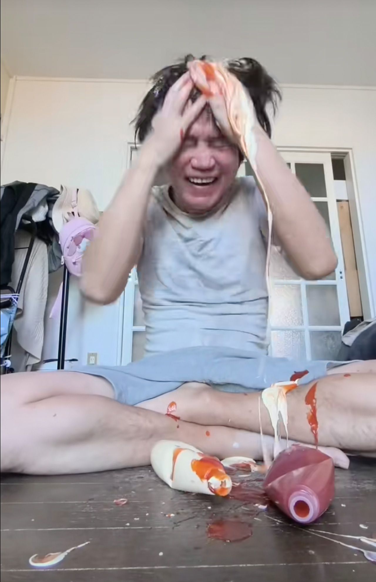 新西悠太容疑者のTikTokには、食べ物を粗末にするような動画が多く投稿されていた