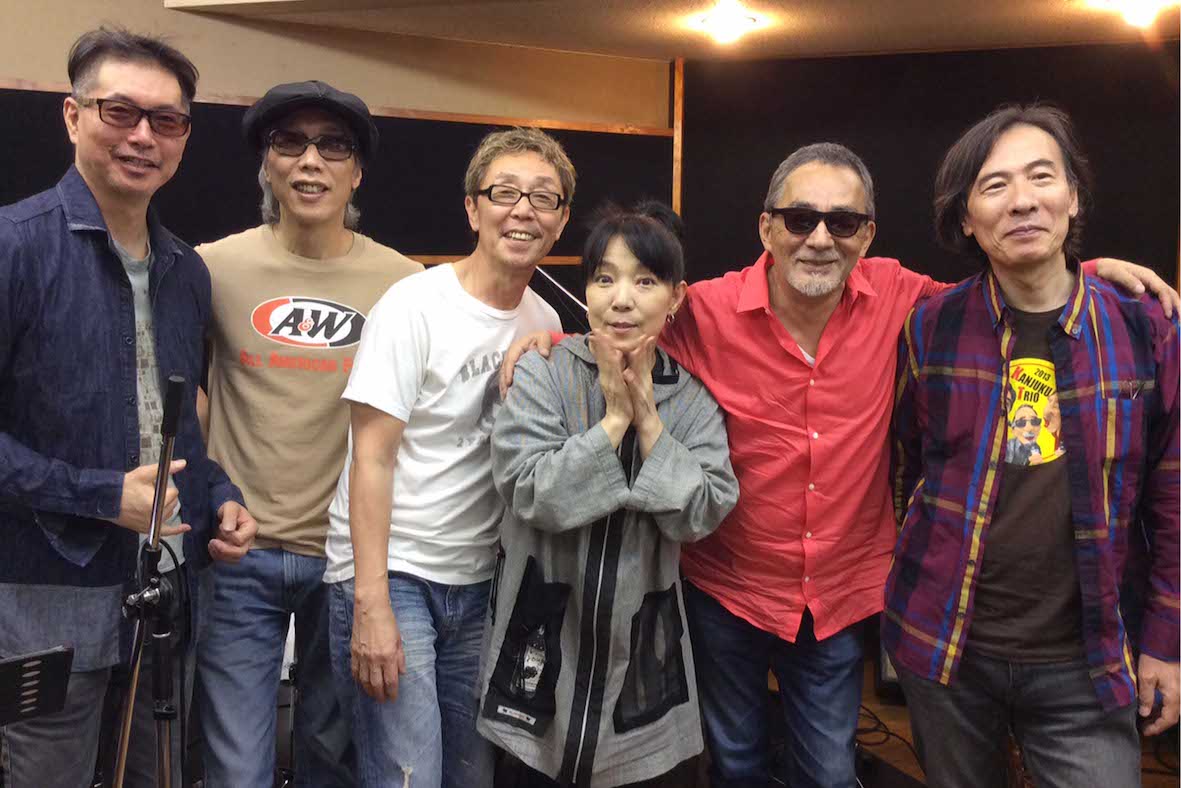 “桃姫”で尾崎亜美を支える面々。（右から）鈴木茂、小坂忠、尾崎、小原礼、屋敷豪太、Dr.kyOn