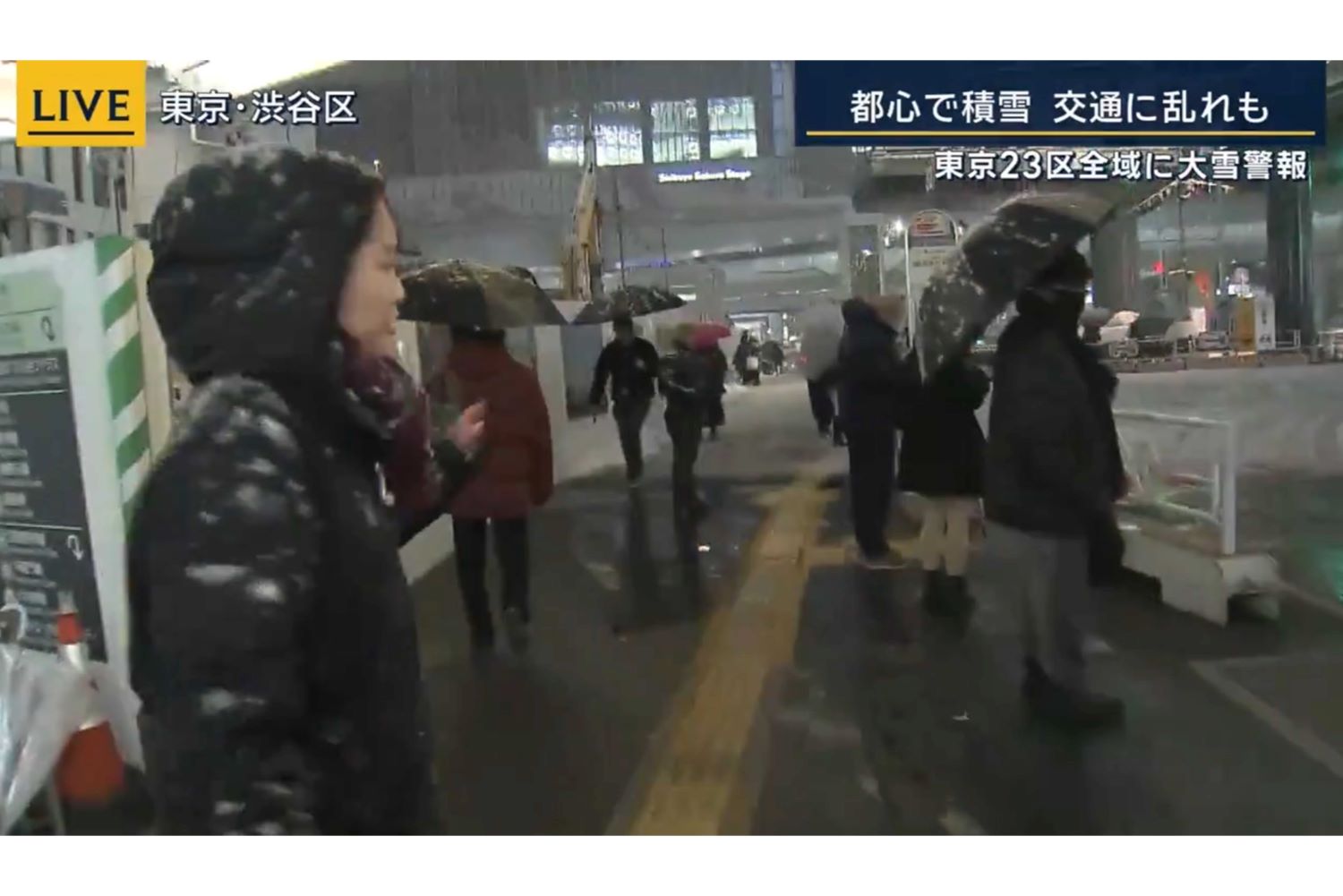 『報道ステーション』に映りこむ、赤いアウターを着た真空ジェシカの川北茂澄（番組公式Xより）