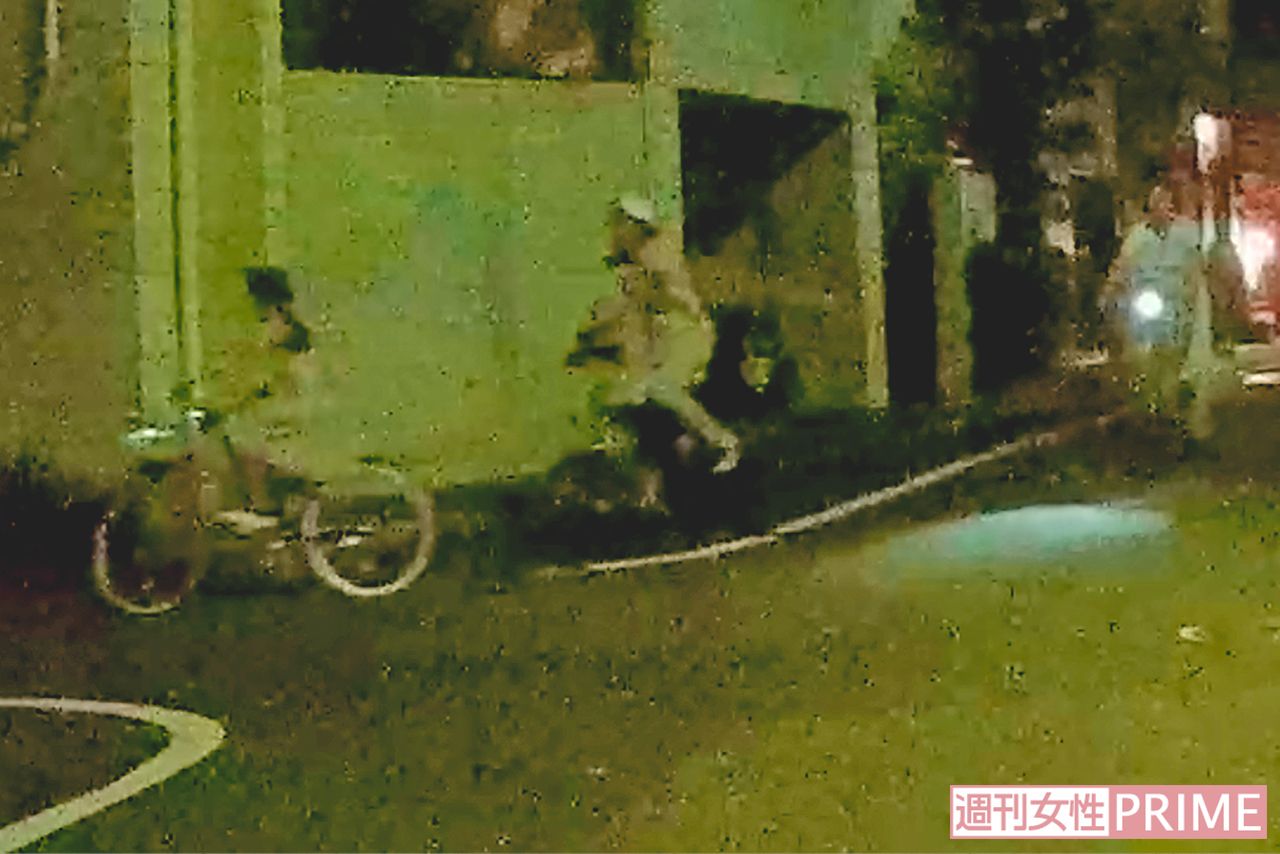 娘、森田、りえの順で夜の街を自転車で走る