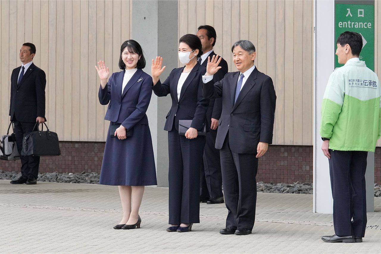 伝承館入口前にて、天皇ご一家はお手振りをされた