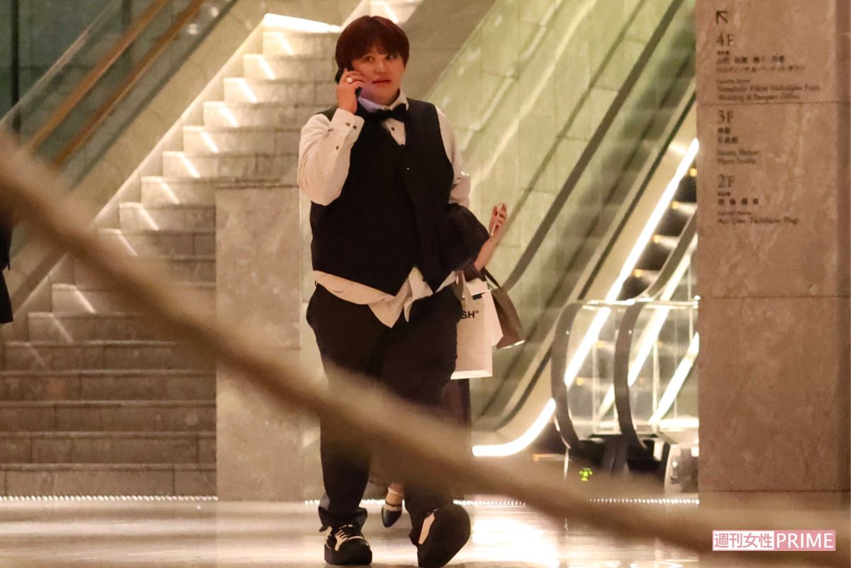 じんじんはベストに蝶ネクタイを合わせたスタイルで登場