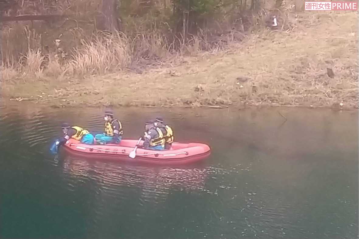 警察が結希さんの遺留品を捜索している、遺体が遺棄された現場近くの池