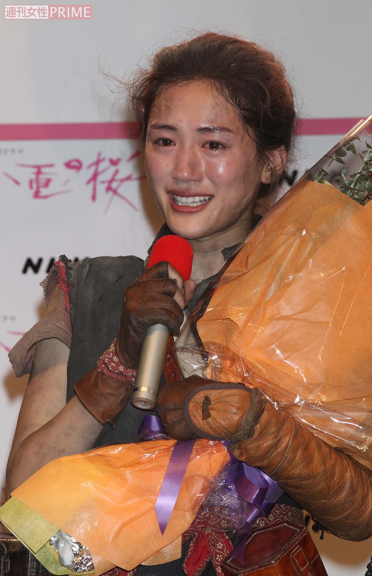 NHK大河ドラマ『八重の桜』クランクアップセレモニーで涙を見せる綾瀬はるか（2013年9月30日）