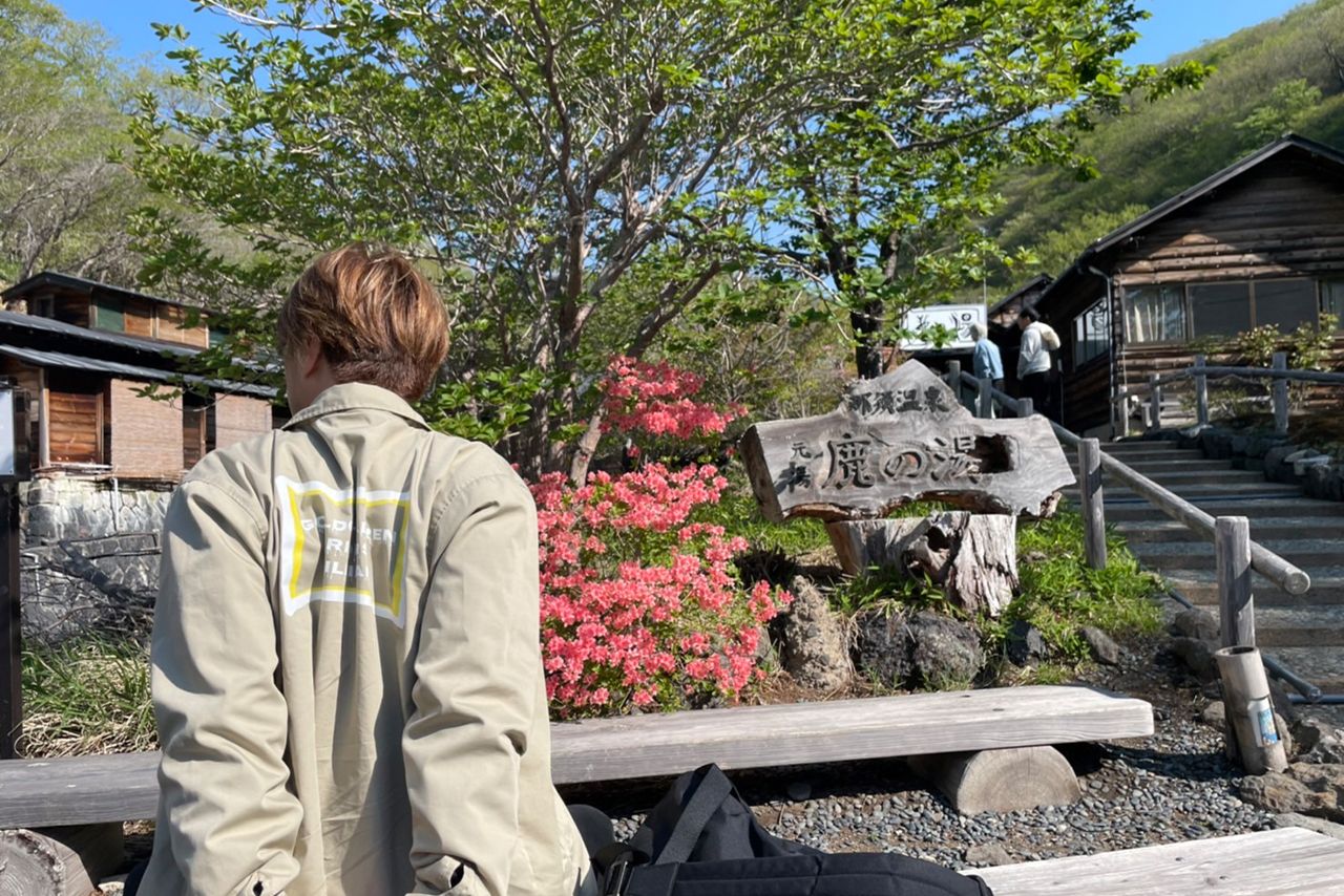 鹿の湯前でくつろぐ酒井さん。「必ずと言っていいほど立ち寄ります」