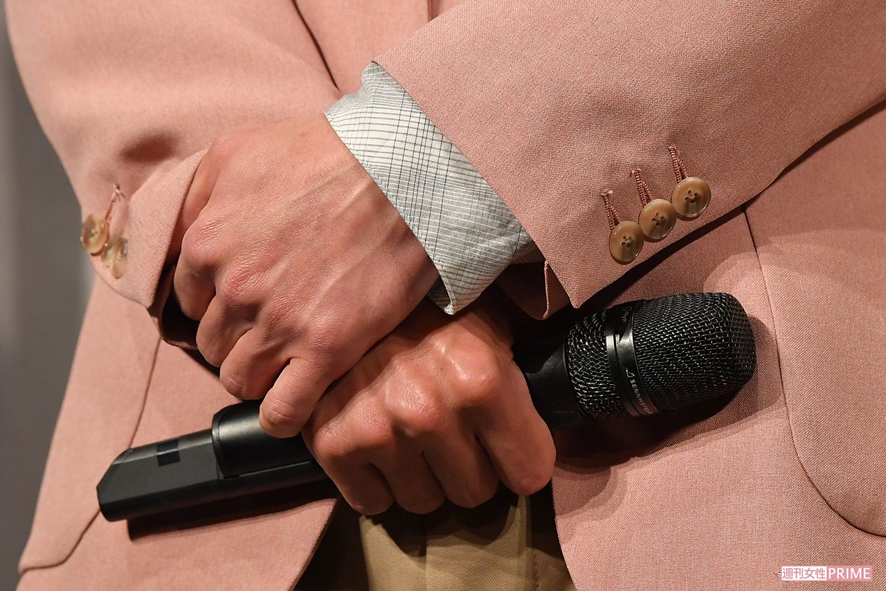 マイクを右手で強く握る相葉雅紀。『嵐 活動休止表明会見』にて