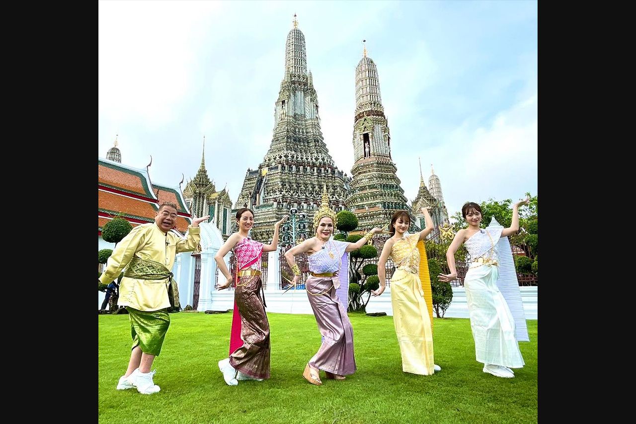 日本テレビ『世界の果てまでイッテQ！』では“デヴィ女子会”を結成。若い世代とも対等にわたりあっている。芸能界のライバルはイモトアヤコなんだとか（『世界の果てまでイッテQ！』番組公式インスタグラムより）