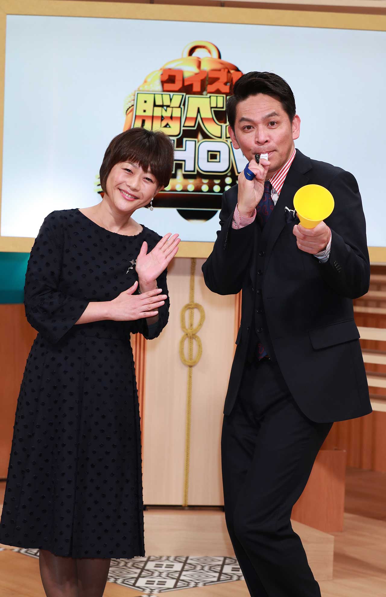 岡田は進行でホイッスルを使用。“猛獣回答陣”を自在に操っちゃう!?