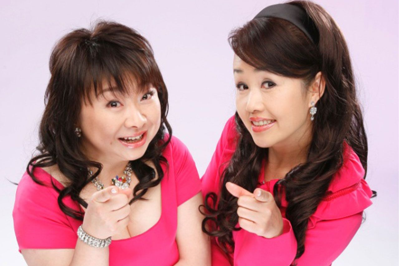 お笑いコンビ「ピンクの電話」【左】竹内都子【右】清水よし子
