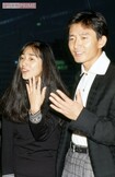 結婚会見に臨んだ松原千明さんと石田純一(1988年10月)