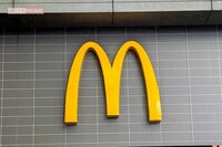 マクドナルドが近隣中学2校を“名指し貼り紙”で出禁に…学校名即削除した3年前の“騒動”と広報コメントの…