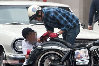 バイクをいじる長瀬智也