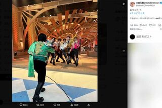 『テレビ×ミセス』でM!LKとのコラボパフォーマンスを披露したMrs. GREEN APPLEの大森元貴（写真手前）。厚底ブーツ着用が話題に（本人のXより）